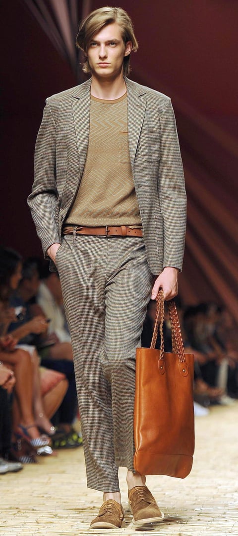 Modelo desfila con una creación de la firma Missoni.