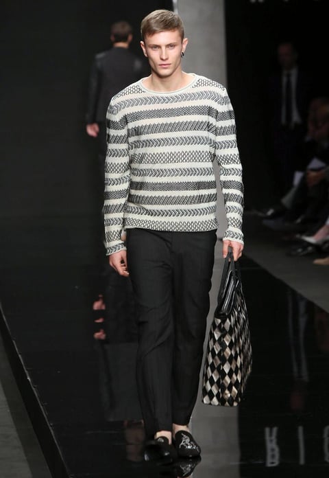 Modelo desfila con propuestas del diseñador británico John Richmond durante la presentación de su colección masculina para la primavera/verano 2014 dentro la Semana de la Moda de Milán.