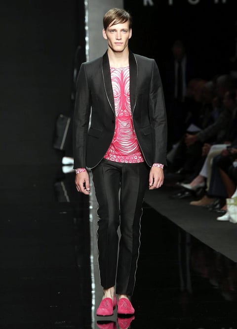 El diseñador británico John Richmond presentó sus creaciones en la Semana de la Moda de Milán.