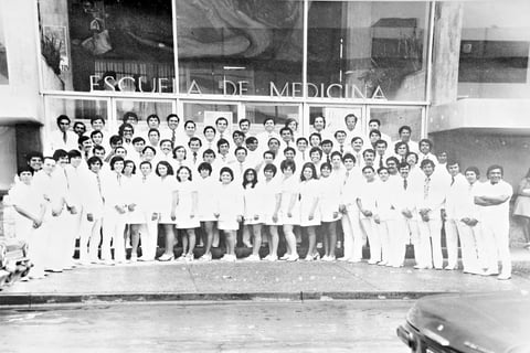 MÉDICOS  Generación XII de la Escuela de Medicina. 22 de junio de 1973, 40 aniversario.