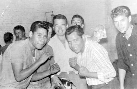 EL FERROCARRILERO  Maclovio Medina vs. Memí­n Saucedo. Al centro, el coach Chon Muñoz y en la esquina derecha Emilio Ramírez. Pelearon en la Arena Azteca de la colonia La Constancia el 8 de mayo de 1963.