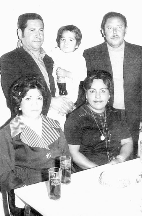 TEODORO  Martí­nez A., Mauro Calderón Martí­nez, Graciela S. de Martí­nez y Virginia Cerpa de Calderón (f).