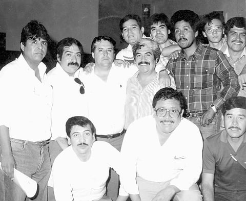 HÉCTOR  Carrillo, Humberto Delgado Barrera, Alfonso Barrón junior, Carlos C., Juan Francisco Meléndez C., Ricardo Pérez C., Lorenzo Valdivia (f), Alfredo Garcí­a Rodríguez, Florentino Hernández. Hincados: Alfonso Barrón Garcí­a y Gabino Chávez (f). Miembros de la Feste, en un convivio hace varios años.