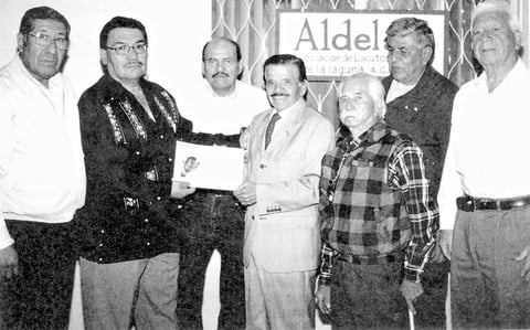 LOCUTORES:  José Antonio López Vázquez, Antonio Lozoya Pérez, Miguel Salas Pérez, Roberto Villarreal Becerra, Eugenio Martínez, Julio Rosales y Antonio Silva Alvarado, recibiendo un reconocimiento por 63 años de trabajo en la radio. Todos ellos de la Época de oro de la Radio en La Laguna. Hace varias décadas.