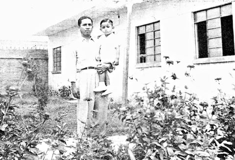 SR. BENJAMÃ­N  Balderas Molina con su hijo Rubén Balderas Luna en una fotografí­a tomada en junio de 1954 con motivo del Día del Padre.