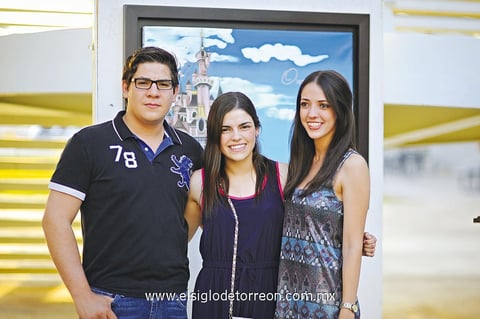 JOSÉ,  María y Anahí.
