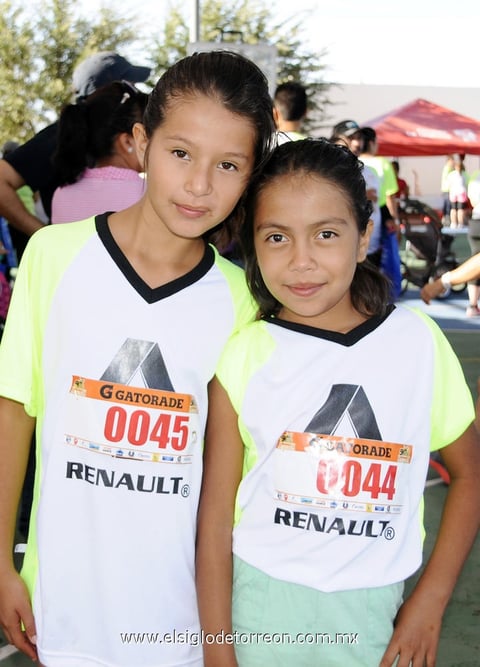 ABRIL REYES  y Fernanda Romo.