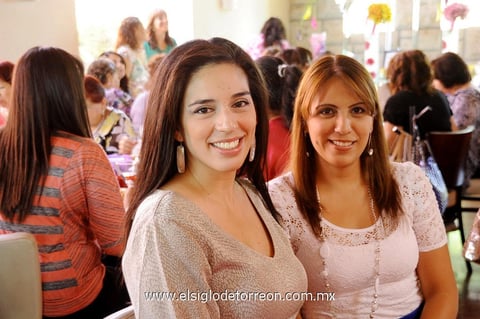 Ana Laura de Morales y Penélope de Frías.