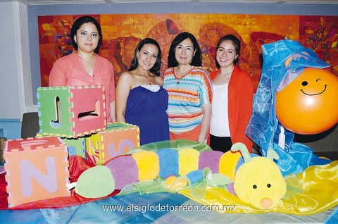 CLAUDIA  Liliana con las organizadoras de su bonita fiesta de canastilla.