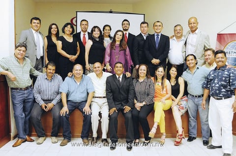 MUY FELICES  en la reciente celebración se captó al equipo del Club, conviviendo con gran entusiasmo.