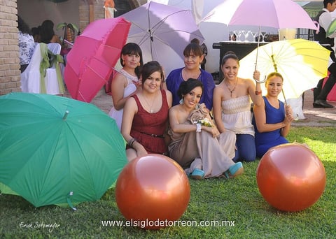 LA FESTEJADA  con un grupo de asistentes a su fiesta, quienes la felicitaron por su próximo matrimonio con el Sr. Carlos Eduardo Gallegos García.