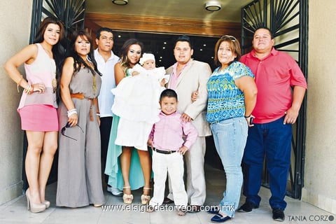 LA  PEQUEñA  Victoria Valentina, acompañada de sus papás Sr. Norberto Ramírez Valdez y Sra. Darinka Rosales de Ramírez y familiares asistentes a la bonita y emotiva celebración.