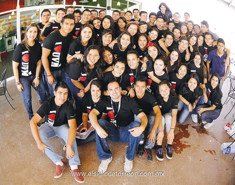 GENERACIóN 2010 - 2013.  Alumnos de prepa de la UVM acompañados de la directora Ana Claudia Sada.