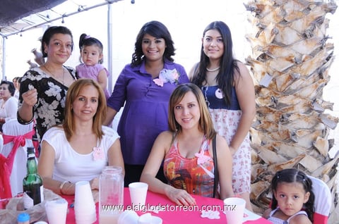 Jaqueline Hernández con sus  amigas.