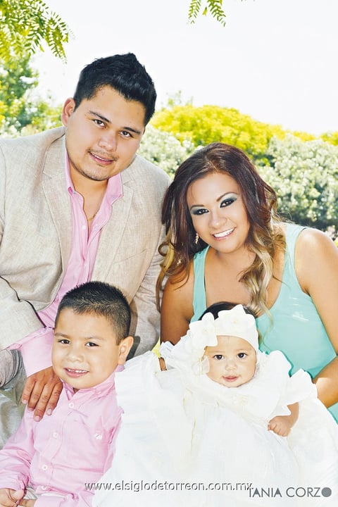 VICTORIA  Valentina Ramírez Rosales fue bautizada el día 15 de junio de 2013, en la iglesia Capillanía de la Guadalupana, en presencia de sus padres Sr. Norberto Ramírez Valdez y Sra. Darinka Rosales de Ramírez. La acompañó también su hermanito Luis Ángel.- Tania Corzo Salvatori Fotografía