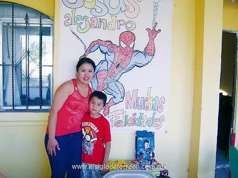 OCHO AñOS.  Jesús Alejandro Muñoz Reyes en su fiesta de cumpleaños junto a su mamá, Lorena Reyes Cuéllar.