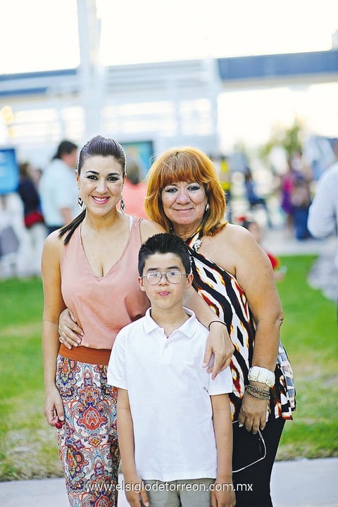 GINA,  Willy y Rosario.