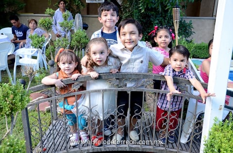 MEREDITH,  Camila, Santiago, Jonathan, Sol y Sebastián.