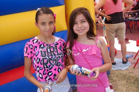 DISFRUTAN.  Lily y Daniela.