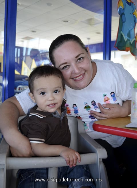 ELíAS  y Gabriela Pérez.