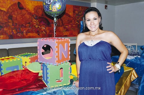 MUY FELIZ  la futura mamá Arq. Claudia Liliana Padilla de Rodríguez, en su fiesta de baby shower.- Annel Sotomayor Fotografía