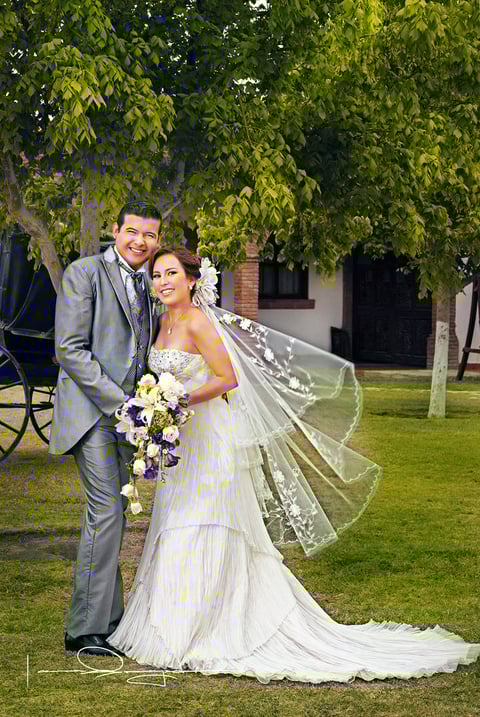 SR. FRANCISCO  Javier Rojas González y Srita. Adriana Rodrí­guez Salazar, unieron sus vidas en sagrado matrimonio el día 25 de mayo de 2013, en la Capilla Hacienda Los Ãngeles. Los padres de los recién casados son: Sr. Leonel Rodrí­guez Garza y Sra. María Adriana Salazar Díaz; Sr. Francisco Javier Rojas Silva y Sra. Nora Guadalupe González Hernández.- Laura Grageda Fotografí­a
