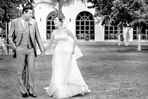 FRANCISCO  Javier Rojas González y Adriana Rodrí­guez Salazar, muy felices el dí­a de su boda.- Laura Grageda Fotografía