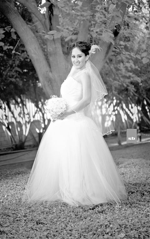 L.C.C. NESVI  Iraís Padilla Herrera lució muy hermosa el dí­a de su boda con el Ing. Alfredo Jiménez Meraz.- SB Fotografía