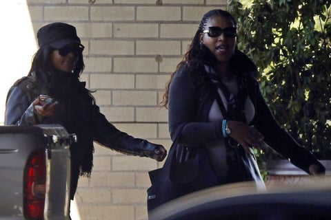 La hija del expresidente sudafricano Nelson Mandela, Zenani Mandela-Dlamini  acompañada de su hija Zoleka Mandela (i) visitaron a "Madiba" y declararon que su desenlace es "inminente".