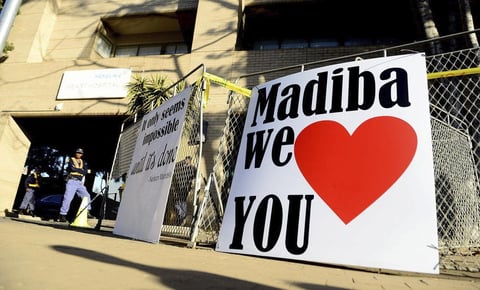 En las puertas del hospital de Petroria, fueron colgados varios cartelones en apoyo a "Madiba", título honorífico con que se conoce al ex presidente.