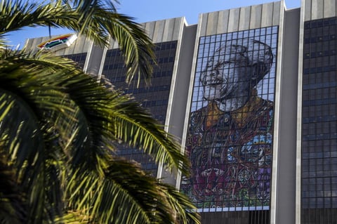 El 18 de junio, según declaró Zenani Mandela, una de las hijas del ex mandatario, Mandela se recuperaba "muy bien" de la recaída de la infección pulmonar por la que fue hospitalizado "grave pero estable" hacía diez días.