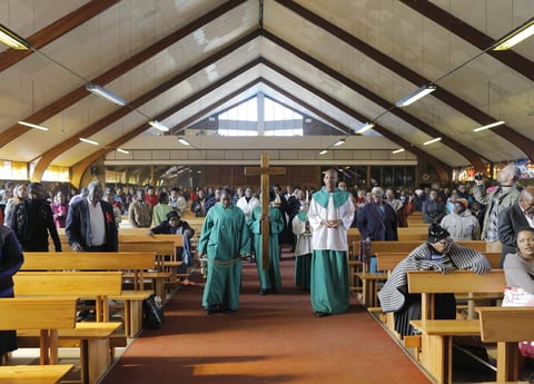 Para el 16 de junio y ante la poca mejoría que presentaba Mandela, distintas congregaciones religiosas realizaban actos de oración y lutúrgicos para pedir por su salud.