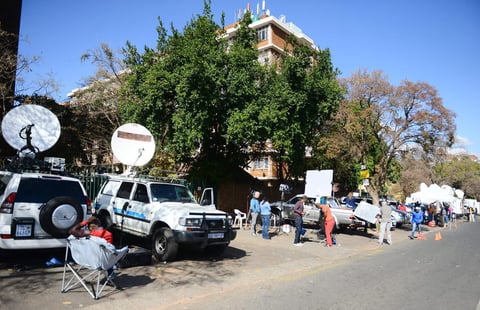 Desde los primeros días de su hospitalización, diversos medios internacionales se reunieron a las afueras del centro médico esperando noticias sobre la salud del ex presidente.