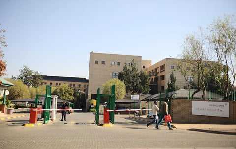 Es en el hospital de Pretoria donde Mandela se encuentra hospitalizado en el área de cuidados intensivos.