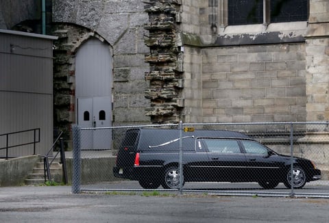 Los admiradores de la serie, que comenzaron a llegar antes de las ocho de la mañana, cuando el féretro hacía entrada en la catedral, pudieron también rendir homenaje a quien les acompañó durante años a través de televisor.