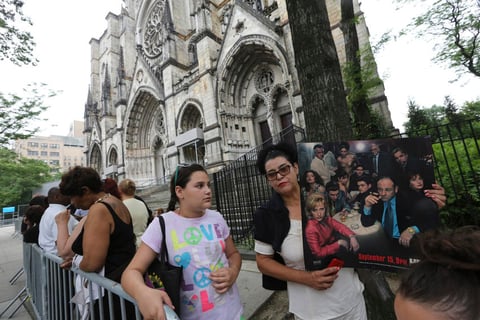 Dolientes se congregaron afuera de la Catedral de San Juan el Divino, en Manhattan para para entrar al funeral.