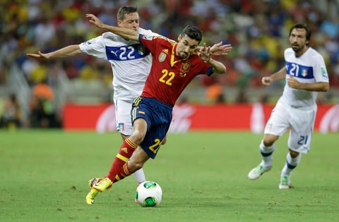 Luego, al 116, Jesús Navas sacó disparo raso en busca de rematador, pero el portero italiano atajó de buena manera y al 120, en contraataque, Xavi no alcanzó a impactar la pelota de tacón y el empate sin goles envió a penales.
