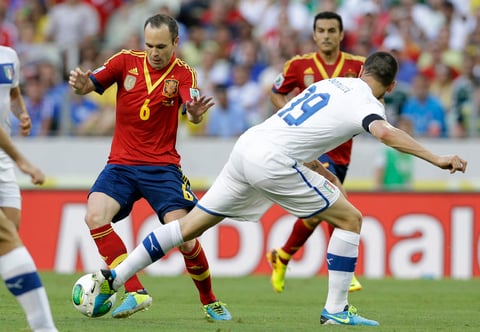 En buena acción de Iniesta, pase picado entre dos defensas, Jordi Alba tuvo el gol en sus pies, pero su remate se fue por encima del horizontal al 98. En el segundo tiempo extra, España creó tres oportunidades de gol óptimas.