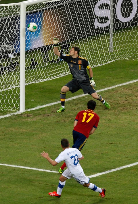 En el tiempo extra, Italia dio el primer aviso de peligro de gol, al 93, luego que Giaccherini impactó de zurda un balón, que pasó de largo en el área, pero pegó en el poste izquierdo de Casillas.