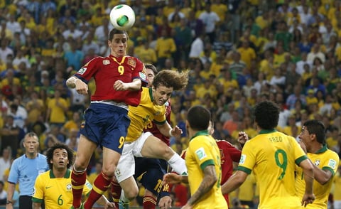 En la imagen Fernando Torres, buscando el balón tan esperado y necesario para España.