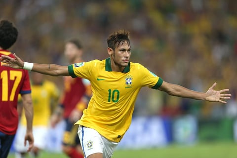 Sin embargo, Neymar supo aprovechar a bien y puso ya en los últimos minutos del primer tiempo el segundo gol para Brasil, quedando un marcador de 2-0 para el descanso.