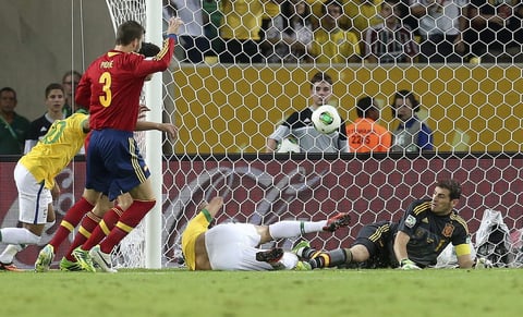 Apenas al minuto dos, Fred hizo gritar al Maracaná tras vencer a Iker Casillas y anotar el primer tanto para la "verdeamarela".