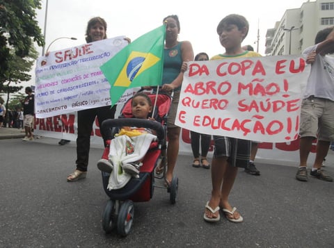 Varios grupos de manifestantes protestaron, como lo habían venido haciendo, por una mejor salud y educación.