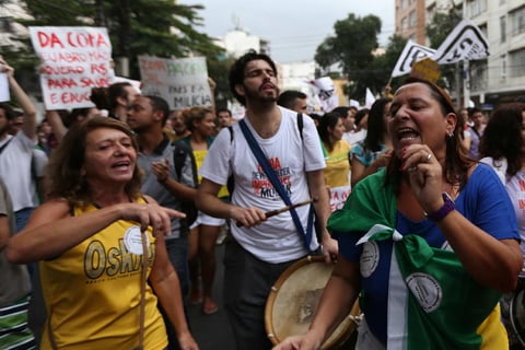 No obstante, no todo fue alegría a las afueras del estadio, pues las protestas también marcaron el encuentro.