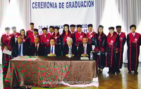 LOS INTEGRANTES  de esta primera generación recibieron los documentos que los acreditan como Maestros en Derecho Penal y Procesal Penal Oral.