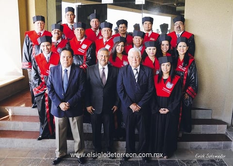 PRIMERA  Generación de Maestría en Derecho Penal y Procesal Penal Oral, acompañados del Mtro. Gerardo Márquez Guevara, Magistrado Dr. Jesús Gerardo Sotomayor Garza y Magistrado Dr. Aurelio Alvarado Favela.- Érick Sotomayor Fotografía