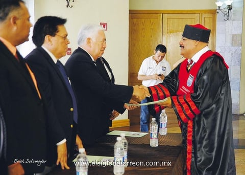 DR. FRANCISCO  López Gutiérrez recibiendo su título de Maestría en Juicios Orales.