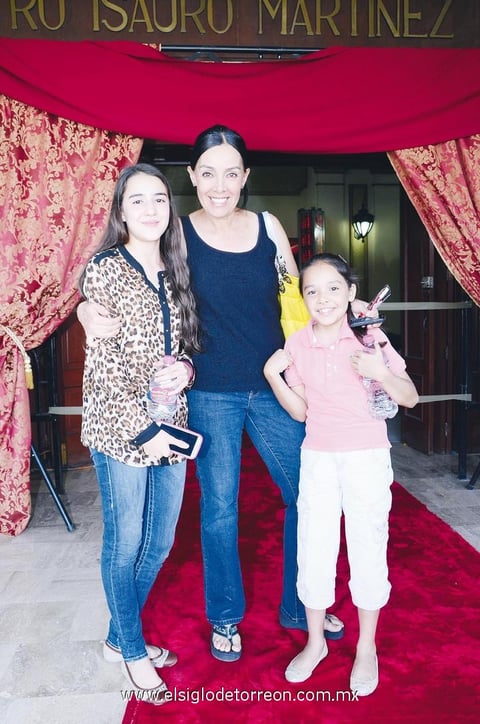 VICTORIA,  María Elena y Paulina.