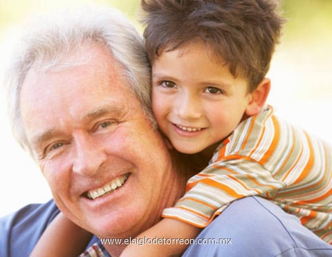 LOS ABUELOS  con su experiencia logran transmitir con amor y paciencia lo adquirido con los años.