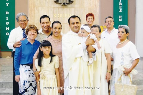 Marita y Victoria con sus papás y padrinos.